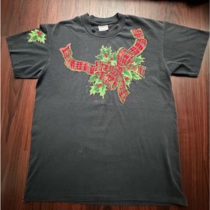 Vintage 90’s Single Stitched Holly Leaves & Ribbon Gold Trim Black Shirt Adult L